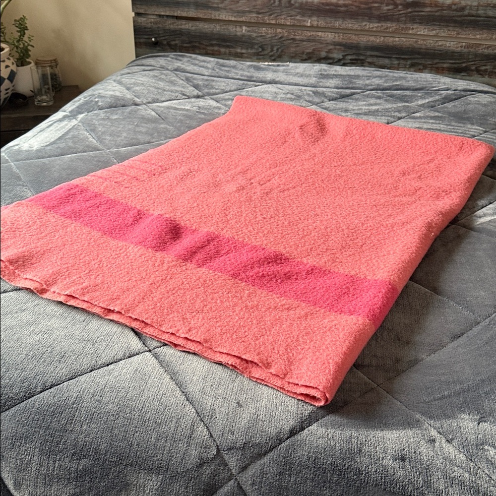 Vintage 50s Hudsons Bay four point pink two-tone wool blanket Full size